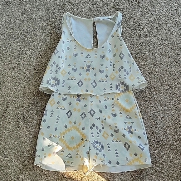 Trafaluc by Zara Triangle Arrow Print Short Romper - Picture 5 of 11